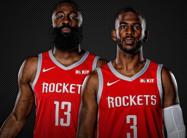 TA：因现代足球重视边路与攻防转换，菱形中场阵型已几乎绝迹（TA：边路与攻防转换当道，菱形中场阵型几近消失）