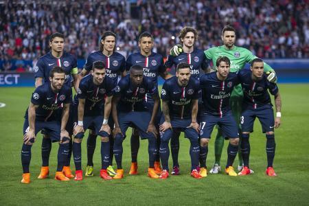 球星带球突破造成杀伤，全场欢呼（球星强突撕裂防线，引爆全场欢呼）