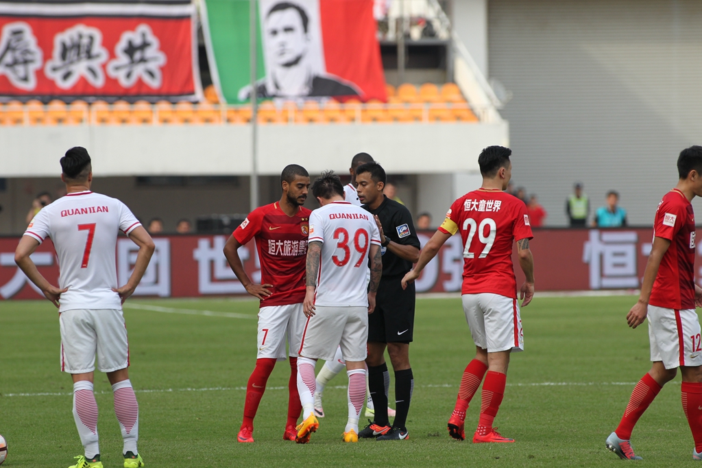 布莱顿老板被其公司一名前雇员指控，运营6亿镑秘密赌球集团（前雇员与其前公司就博彩相关说法引发争议）