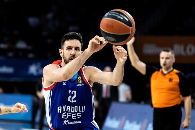 尤文航班延误，挪威当地球迷抓紧机会在机场与他们合影留念（尤文航班误点，挪威球迷趁机在机场合影）